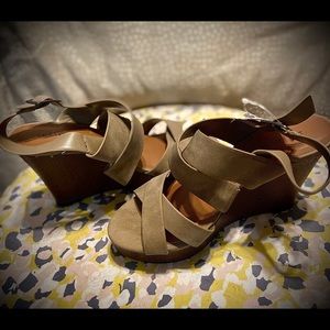 Indigo ID ta beige suede wedges